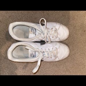 White nike tennis shoe